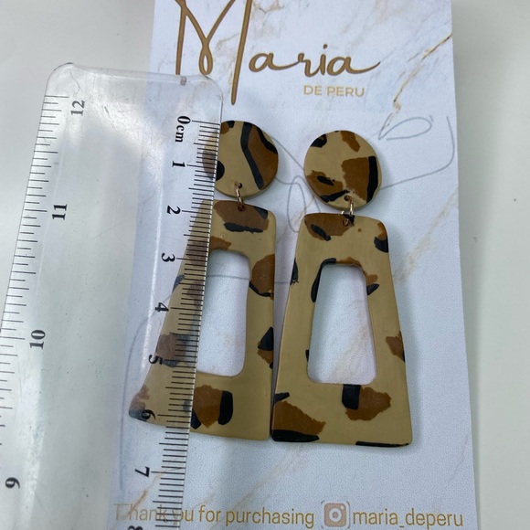 1 pair of leopard polymer clay earrings - Picture 2 of 3